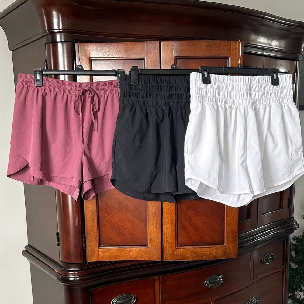 Trio Women’s Nike, CALIA shorts Large